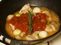 トマトの水煮缶、ワイン、水、コンソメ、はちみつを加え、混ぜます。<br />
ふたをして、中～弱火で、約30分煮ます。<br />