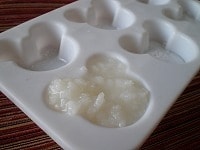 できあがったおかゆを製氷皿にいれて冷凍すれば、イザと言う時の離乳食作りに役立ちます。 蓋ができる製氷皿がオススメ。蓋がない場合は、ホイルやラップなどをして。製氷皿１つ分がだいたい15g程度などとあらかじめ計っておけば、赤ちゃんの食べる量がすぐにわかって便利です。<br />
