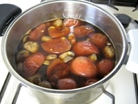 鍋に、缶詰フォン・ド・ボー、トマト、マッシュルームを入れ、弱火で約30分、コトコト煮ます。