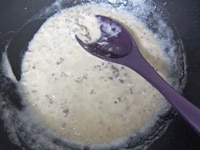 生クリームを加え、沸いたら、粉チーズを加え、塩で味を調えます。<br />
皿にニョッキを盛り、クリームミートソースをかけます。お好みでパセリのみじん切り、ナツメグをふります。<br />