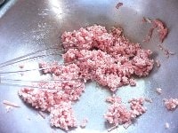 ボウルに挽き肉、塩、コショウ、小麦粉を入れて泡だて器で混ぜる。