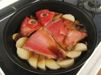 金目鯛と生姜を入れ、煮る
