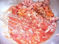 セロリ、にんじん、トマト、トマトケチャップ、ウスターソース、ワイン、ナツメグ、崩した固形ブイヨンを加え、泡だて器でトマトをつついてつぶし、混ぜあわせる。
