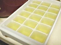 あら熱がとれたら、製氷皿を冷凍庫に入れる。可能ならなるべく蓋をして。<br />