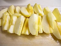 りんごは皮をむき、半分に切り芯を取り8等分に、くし型に切り分けます。<br />