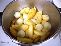 4の鍋をさっとふき取りバター10gを入れ、溶けたら小たまねぎとりんごを加え焼き色がつくまで炒めます。<br />
<br />
炒めた小たまねぎ（8個）とりんごの半分は、取り分けておきます。<br />