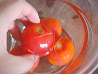 冷凍パイシートを解凍し、オーブンを200℃に温めます。<br />
<br />
じゃがいもは皮をむいて粗みじん切りにします。トマトは湯むきします。