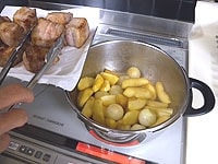 脂を切った豚肉を加え、梅酒、水、半分にちぎったローリエを加えます。軽く蓋をして沸騰しアクが出てきたら取り除きます。<br />