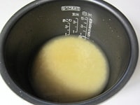 米を研ぎ、水気を切ります。醤油を加え、炊飯に適した量の水を加えます。