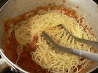スパゲッティの湯をきり、ソースの鍋に入れてからめる。皿に盛り付けて粉チーズをふる。 