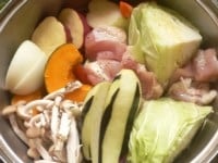 肉と野菜を蒸し器の上鍋に入れる。<br />