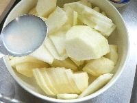 りんごは厚さ5～7ミリの銀杏切りにし、レモン汁と砂糖をまぶし、ラップをかぶせて、 電子レンジ（600W）に6～7分かける。