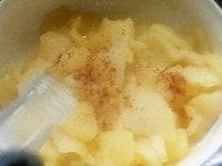 りんごの粗熱が取れたら、シナモンとキルシュを加えて混ぜる。