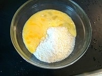 卵を割りほぐし、生パン粉、砂糖とあわせてよく混ぜ、水を大さじ1程度加えます。水分量をみて多少加減してください。<br />