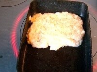 卵焼き用フライパンに薄く油を敷き、温めたら1cmくらいの厚さになるように生地を流し入れ、中火で焦げ目がつくまで焼きます。<br />