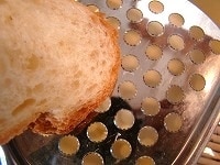 パン粉を作る場合は、乾燥した（もしくは焼いた）パンを卸し金ですりおろすなどしてください。すりおろしやすくなります。<br />