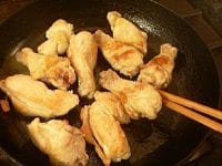フライパンを熱してサラダ油をひき、鶏肉を焼いて、表面においしそうな焼き色をつける。<br />