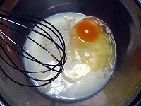ボールにホットケーキミックス、卵、牛乳を入れ泡立て器でよく混ぜ合わせます。<br />