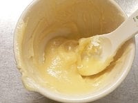柔らかくなったバターに小麦粉を振り入れて練り混ぜる。<br />