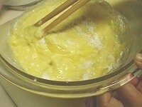 ホットケーキミックス、牛乳をボウルに入れ、溶きほぐした卵を加え、ダマにならないようにかき混ぜます<br />