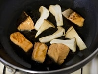 フライパンに油を入れ、中火で鮭、エリンギを焼く。鮭に焼き色が付いたら、袋に残っているタレもかけ、鮭とエリンギに絡めます。 <br />
<br />
作ったおかずも上手に使いまわしすると便利！ 鮭のポン酢照り焼きは<a href="/gm/gc/324887/">翌日のおにぎり弁当</a>のため少し取り置きます。ほぐしておにぎりの具にすれば、マンネリ感もわきません。賢い使いまわしで、時間や手間まで節約！ <br />