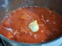 小鍋にオリーブオイル大さじ2杯、トマトの水煮缶、ニンニク1片（分量外）を入れ、弱火に15分かける。