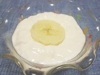 少し深めのお皿にバナナを敷き、バナナが隠れない程度まで周囲にヨーグルトを注ぐ。<br />