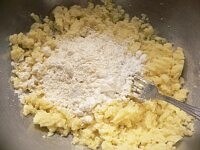 片栗粉と小麦粉を加えて混ぜる。<br />