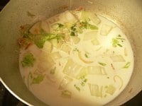 水と固形スープと牛乳を入れる。最初強火で、煮立ったら弱火にして4分ほど煮る。<br />
※ローリエの切れ端（1/3枚ぐらい）を入れてもよし<br />
<br />