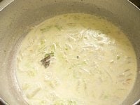 白菜が柔らかくなったらナンプラー、塩、こしょうで味を調える。<br />