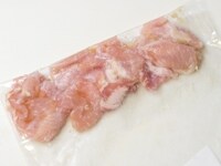 豚肉は一口大に切り、冷凍OKなビニール袋にめんつゆ、はちみつとともに入れ（豚肉が重ならにように）、冷凍します。 <br />