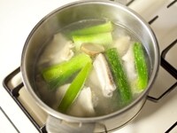 鍋を作る前に準備しましょう！ 水6カップを沸騰させ、長ねぎ、皮付きのまま薄切りにした生姜、鶏肉（もも肉、手羽中）、塩を入れます。中火で約20分茹でたら、火を止め、そのまま置いて粗熱をとります。<br />
<br />
チキンスープから具を取り出し（鶏肉は鍋の具にします）、半分を鍋つゆにし、残り半分（約500cc）でコラーゲンボールを作ります。 <br />