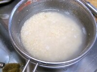 米を洗い、水に30分ほど浸けておく。<br />