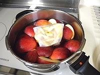 りんごはよく洗います。皮付きのまま4等分に切ります。種の部分はティーパックに入れます。りんごと同量の水を加えます。<br />