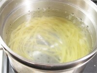 スパゲティは塩（分量外）を加えた熱湯に入れ、袋に記載の時間に従って茹でます。<br />