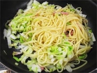 茹で上がったスパゲティと白菜の水気をよく切ってから、フライパンに入れ、混ぜ合わせます。柚子胡椒を加え、塩で味を整えたら、できあがり。写真には、パセリ（分量外）をちらしています。<br />
