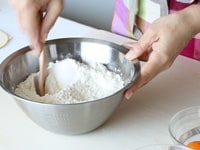 中ボウルにフランスパン専用粉、塩、砂糖、スキムミルクを入れて、スプーンなどでよく混ぜる。