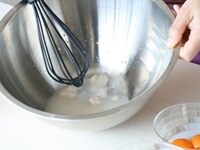 大ボウルに分量の水のうち100gを入れ、手でくずした生イースト（またはインスタントドライイースト）を入れ、1分ほどおく。泡立て器でよく混ぜ溶かす。