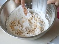1で混ぜておいた粉類を加え、ゴムベラ、スプーンなどで、よく混ぜる。