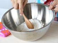 大ボウルにフランスパン専用粉、塩、砂糖を入れて、スプーンやゴムベラなどでよく混ぜる。<br />
<br />
分量の水から大さじ1をとり分け、残りの水とインスタントドライイーストを混ぜ溶かしておく。<br />