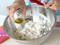 粉と水が均一に混ざったら、オリーブ油も加え混ぜる。<br />