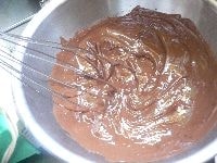 チョコレートを湯煎し、混ぜる