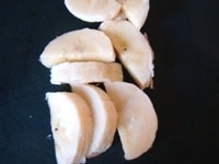 バナナは1cm幅程度の半月切りにします。<br />