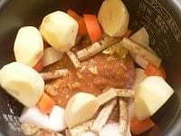味噌だれの半量を鮭の上にぬり、大根、にんじん、じゃがいもを釜肌に沿って並べ入れ、ごぼうを散らす。<br />