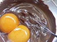 卵の黄身とチョコレートを混ぜる