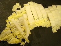 白菜は1～2cm幅にざく切りします。<br />