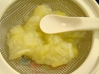 裏ごし器にのせた白菜をスプーンの背で上から押しつぶすようにします。<br />