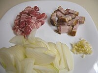 豚ばら肉とベーコンはそれぞれ5mm巾に切ります。豚肉には塩、こしょうを振りかけておきます。たまねぎは薄く切り、ニンニクは潰してみじん切りにします。<br />
<br />