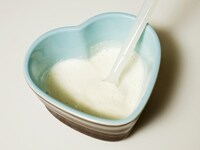 アイスクリームと牛乳を混ぜて、バニラソースを作ります。<br />
<br />
甘さ控えめにするため、牛乳を加えていますが、甘くても大丈夫という方は、アイスクリームを溶かすだけでOKです。<br />