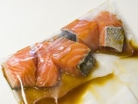 鮭1切は一口大に切ります。冷凍OKなビニール袋（チャック付ビニール袋など）にポン酢大さじ2、はちみつ大さじ1/2とともに入れて、ふり混ぜ、冷凍します。<br />
&nbsp;